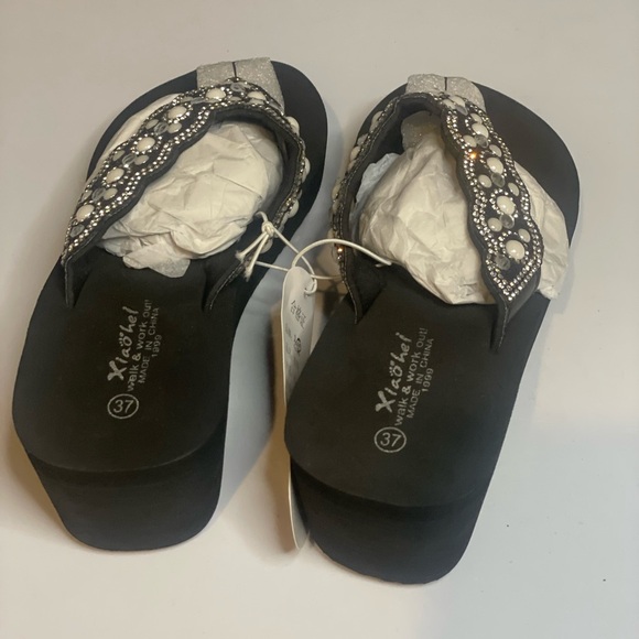 BNWT‎ HXiaohei Sparkle Black and White Women's Fit Flop Style Sandals size 39 - Picture 2 of 4